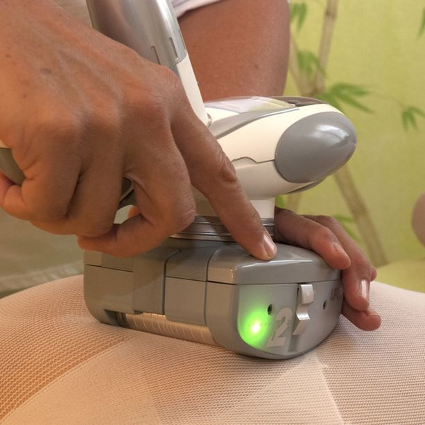 Endermologi utføres på kvinne i nettingdrakt